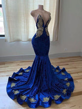 Vestido de fiesta sirena azul real con escote en V, tirantes finos, cuentas, sin mangas y largo hasta el suelo